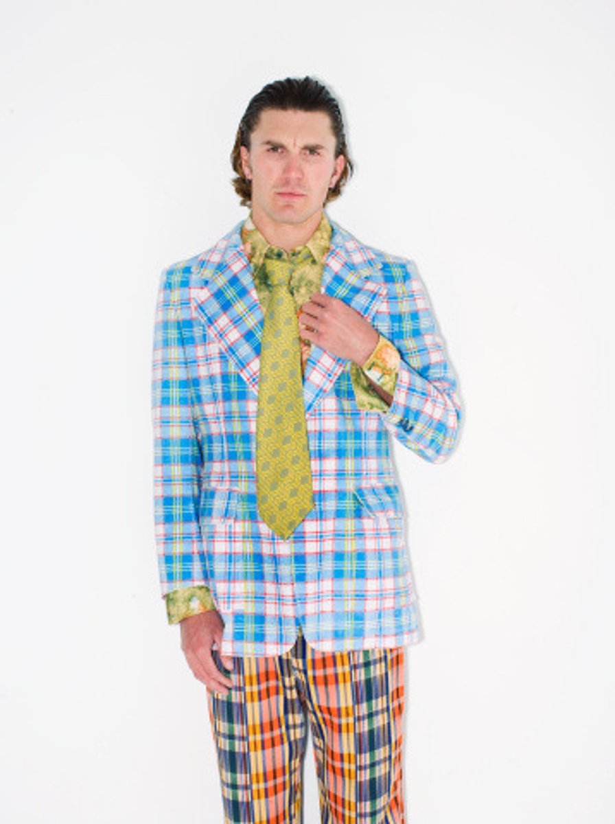 <p>(adj.) glaring; tastelessly showy or overdecorated in a vulgar or offensive way</p>