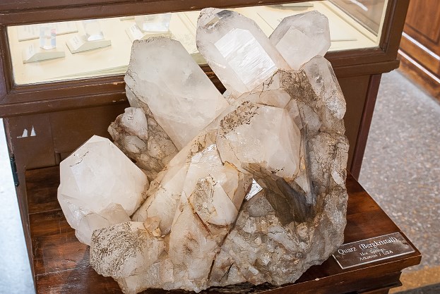 <p>Cechy diagnostyczne kwarcu</p>