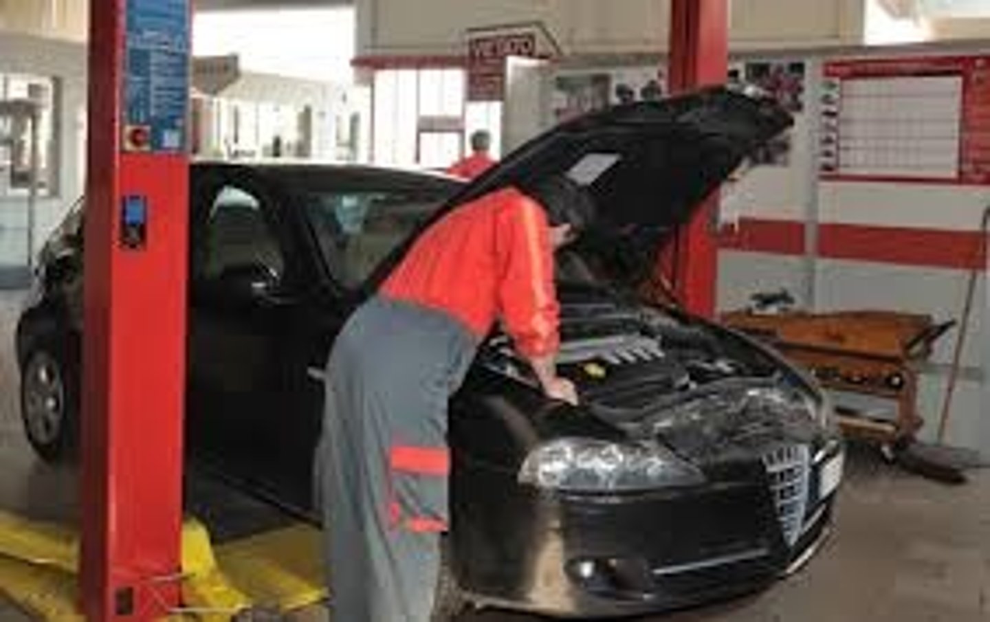 <p>автомеханик</p>