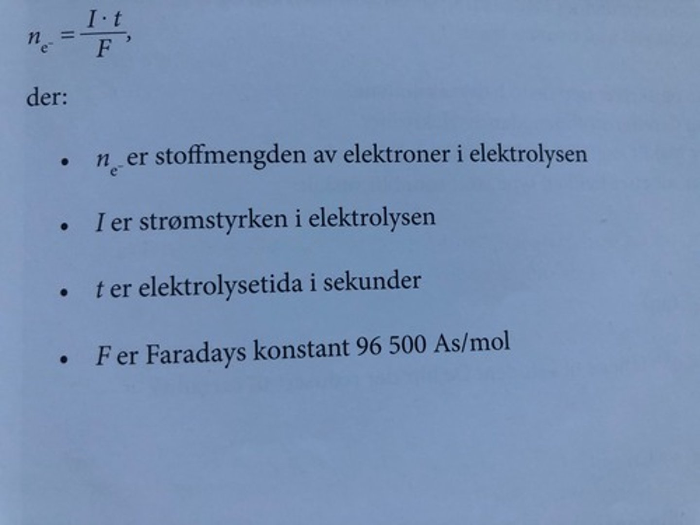 <p>Ut fra antallet elektroner som blir overført kan vi finne stoffmengden av stoffet som blir framstilt ved hjelp av reaksjonslikningen. n_(elektroner) = (I * t)/F.</p>