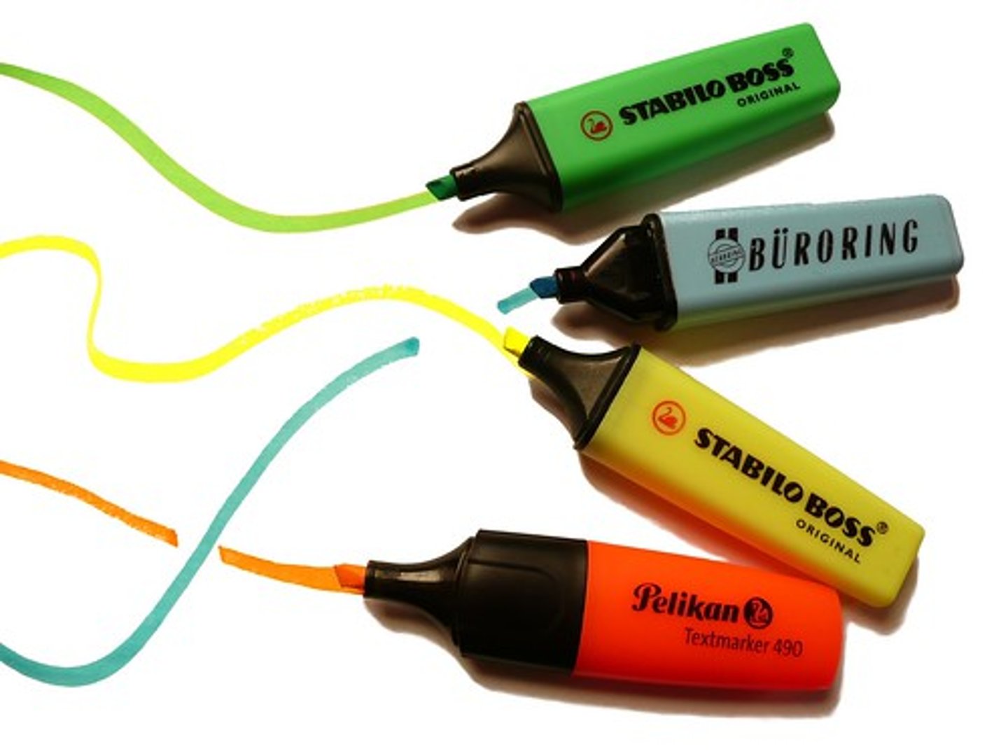 <p>a highlighter - bút dạ quang</p>