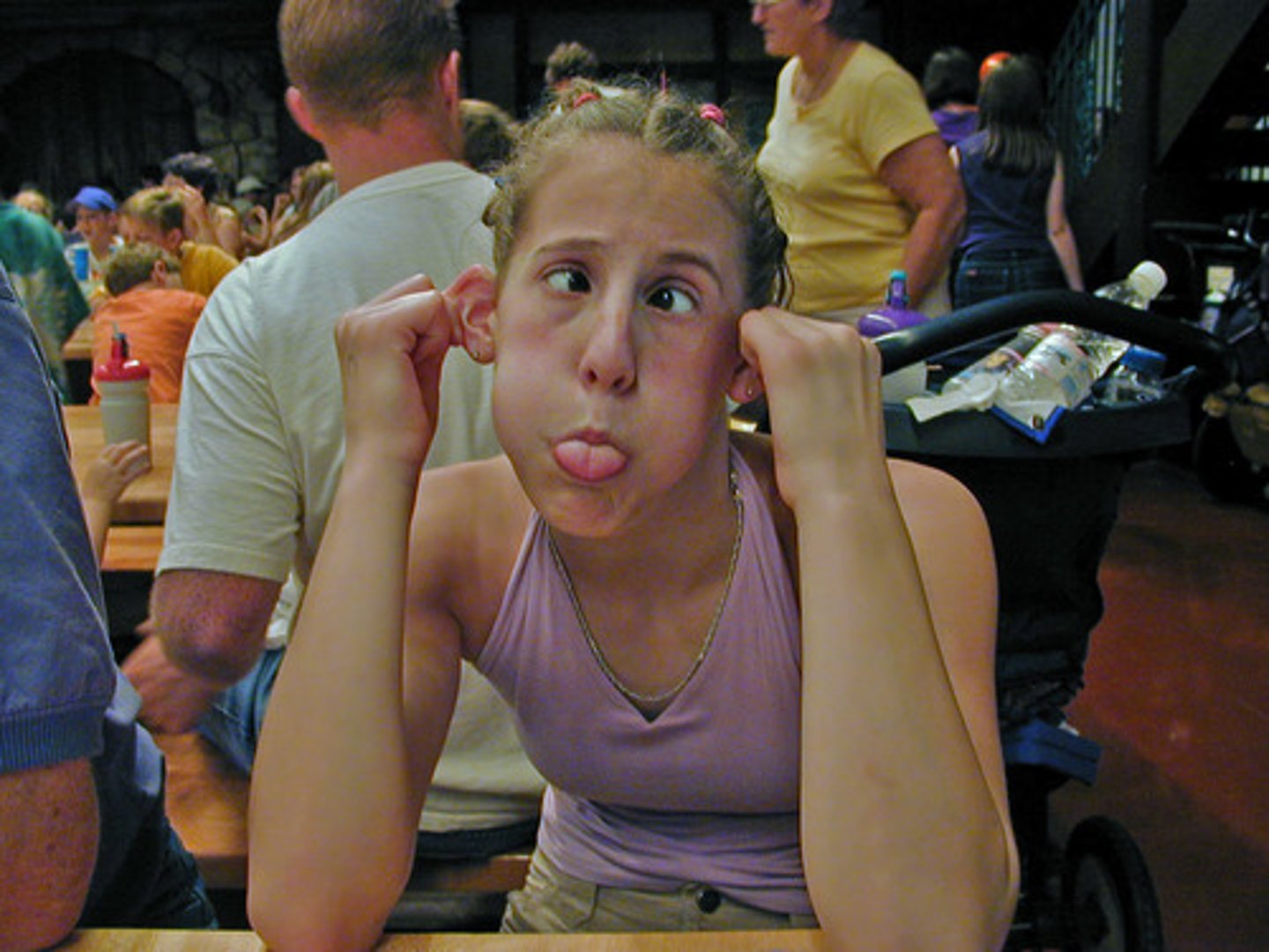 <p>to make a strange expression with your face, for example to show that you do not like someone or something</p><p># I was ~ing silly ~s to get the baby to laugh.</p><p># "This tastes horrible," said Tom, ~ing ~ at his glass.</p><p># When I asked her how her training was going, she ~ (V2)</p><p># She took a bite of the melon and ~ (V2) funny ~.</p>