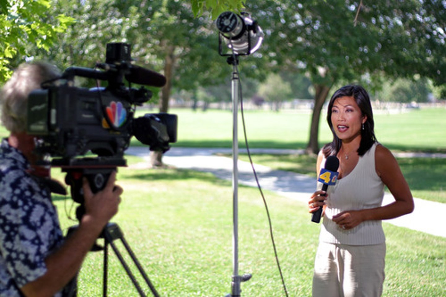 <p>the female reporter</p>