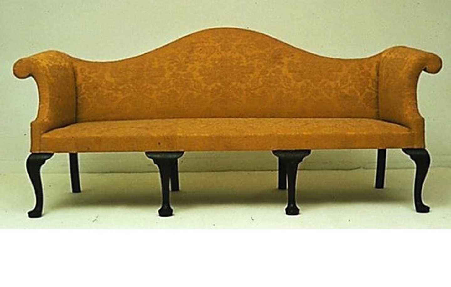 <p>Sofa style characterized by a large curved rise or "hump" located on the seat back</p>