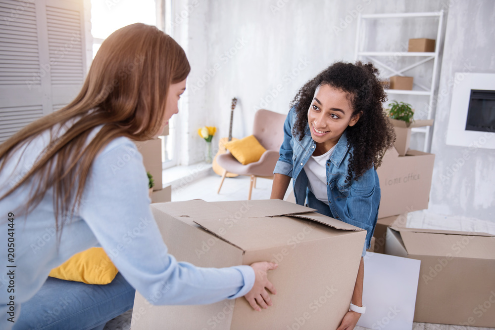 <p><strong>box </strong></p><hr><p>Nathaly needed help carrying the box.</p>