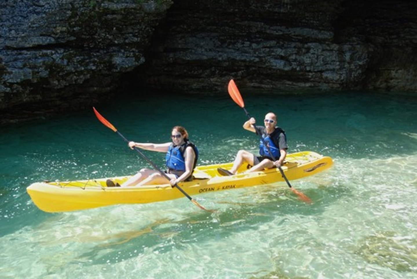 <p>(n): chèo thuyền kayak</p>