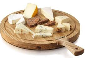 <p>auf dem Käsebrett kann man Käse anrichten</p>