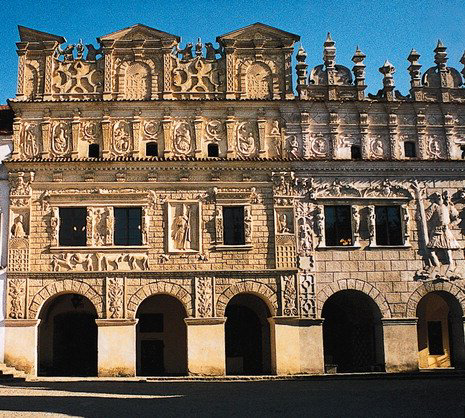 <p>dążenie do doskonałości formalnej i technicznej</p><p>-skomplikowanie układów, wymyślna symbolika</p><p>- obfita dekoracyjność, spłaszczone ornamenty</p><p>- wykwintność i wyrafinowanie</p><p></p>