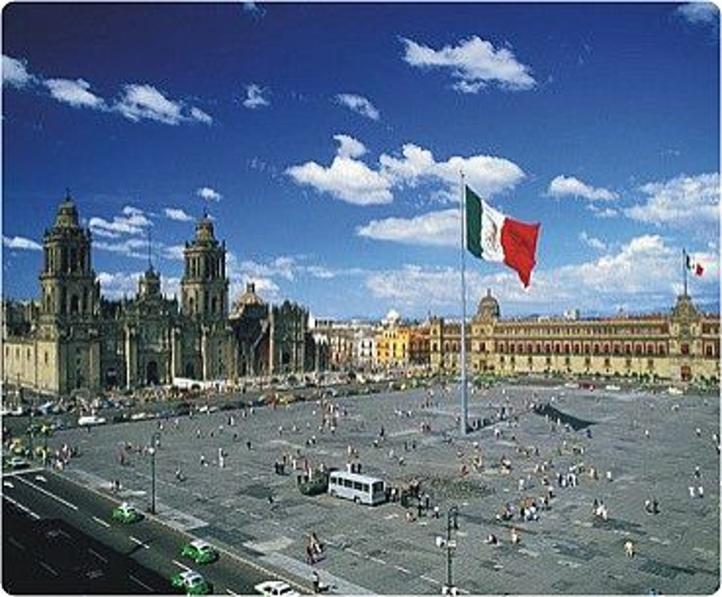 <p>main plaza in México DF</p>