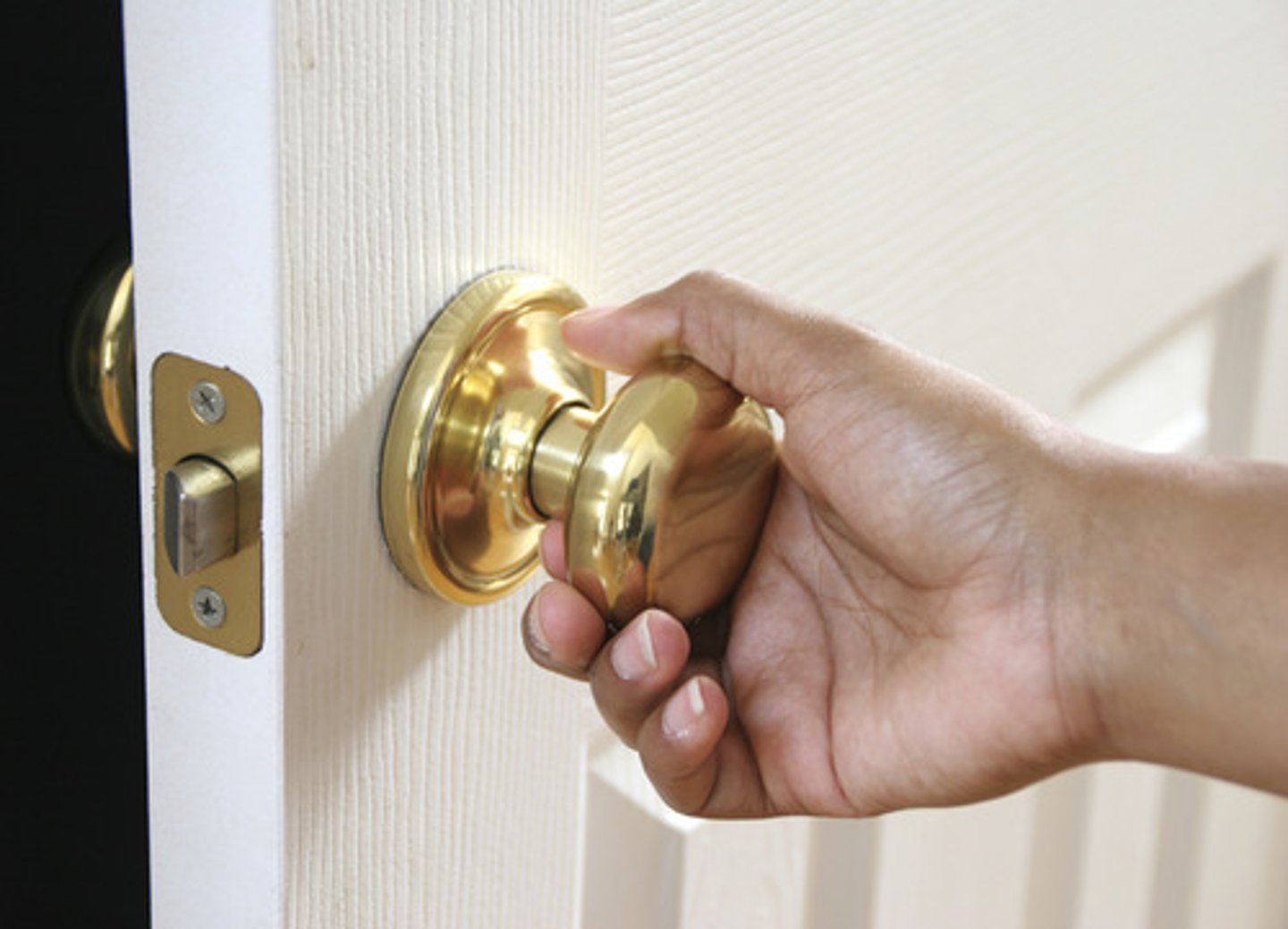 <p>a round handle, usually used on doors or drawers to open and close them.</p>