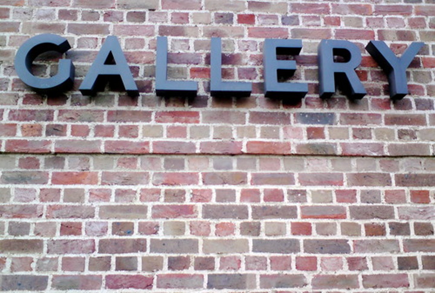 <p>tienda de arte o lugar para ver el arte</p>