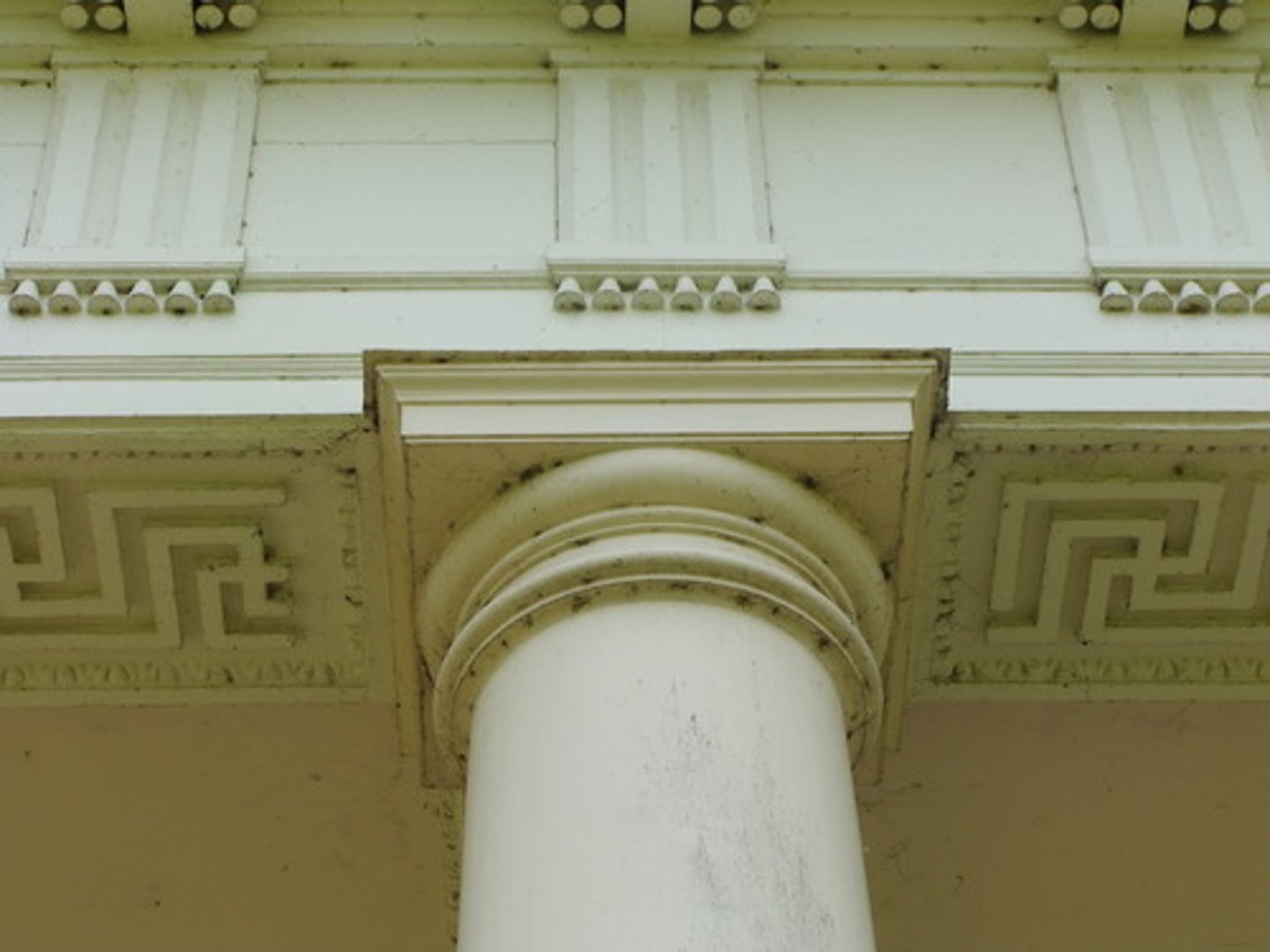 <p>Simple, heavy columns without a base and topped by a broad, plain capital. Decorative sculpture only appears in the metope and pediment "voids"</p>