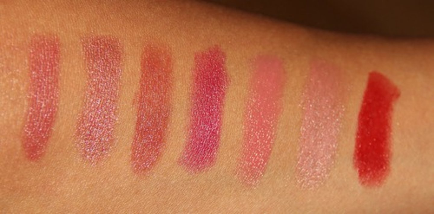 <p>/ˈnuː.ɑːnst/ (adj): Tinh tế, có nhiều sắc thái nhỏ. [Syn: Subtle] [Collo: A nuanced approach/understanding] [Ex: This issue requires a nuanced approach.]</p>