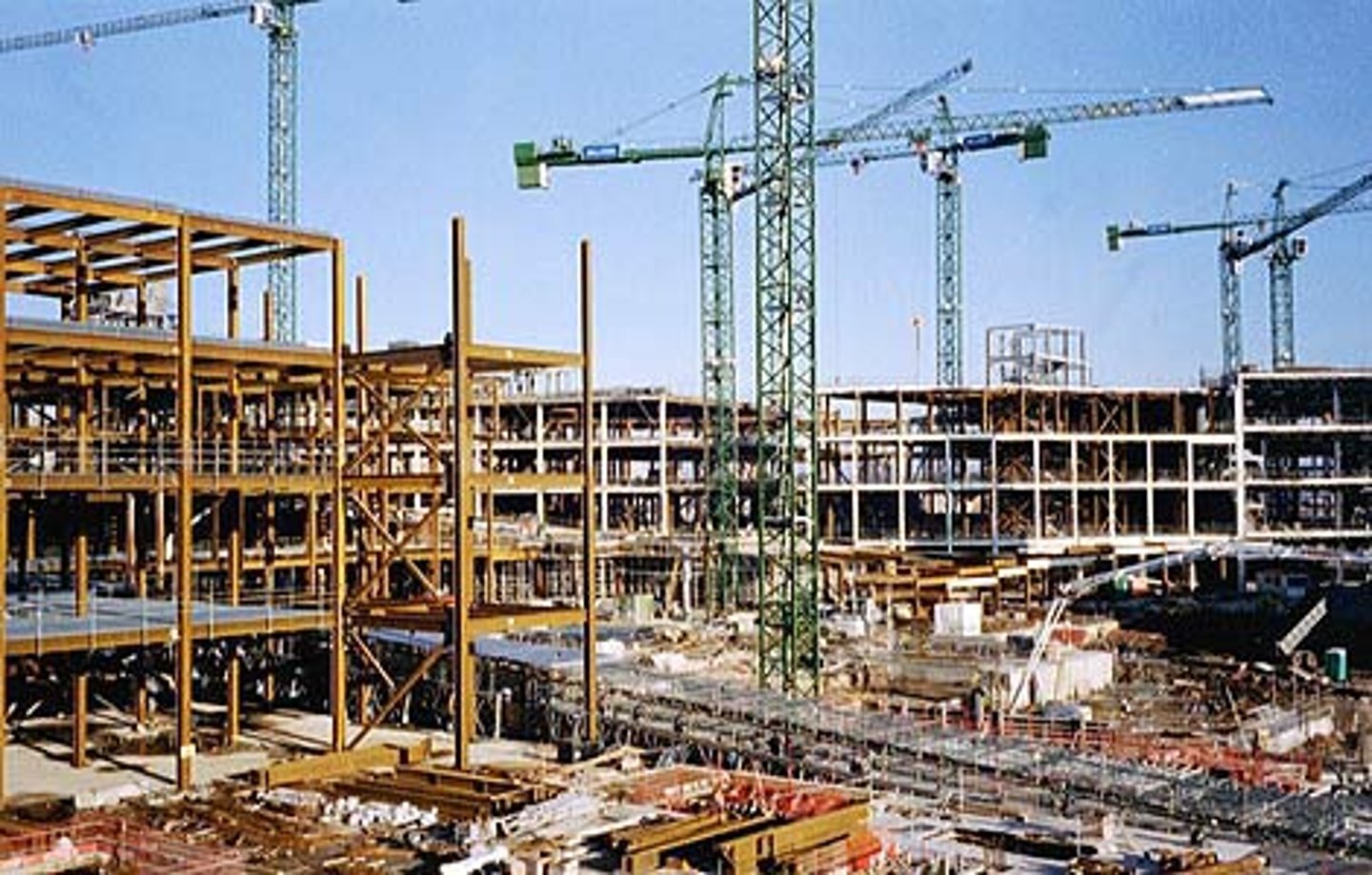 <p>construction site (n)</p><p>(/kənˈstrʌkʃn saɪt/)</p>