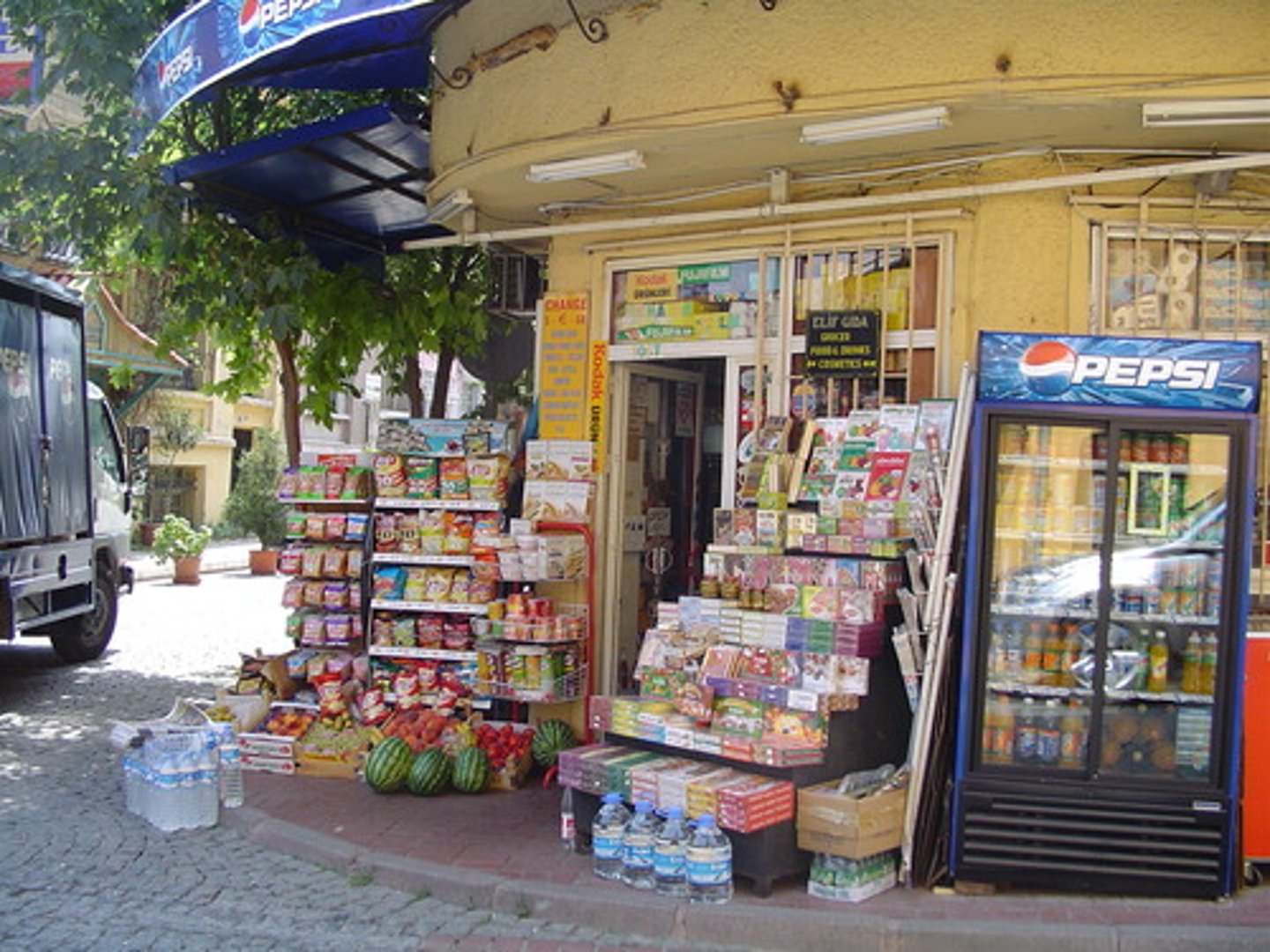 <p>місцевий магазин</p>