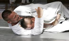 <p>vật lộn với vấn đề khó khăn </p>