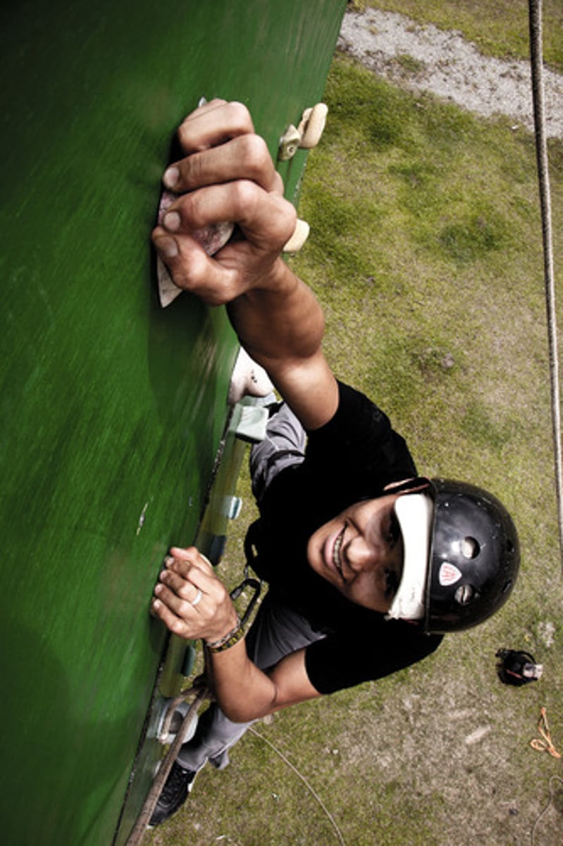 <p>to climb</p>