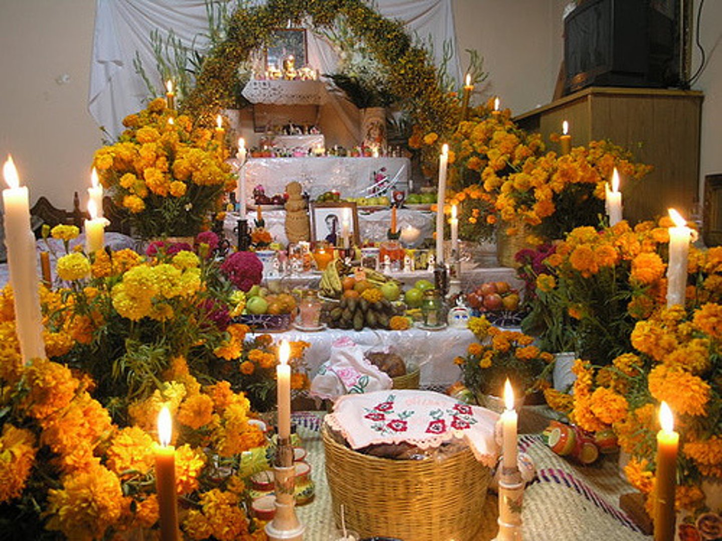 <p>niveles (los peldaños) en un altar<br>levels (staggered steps or shelves) on the altar</p>