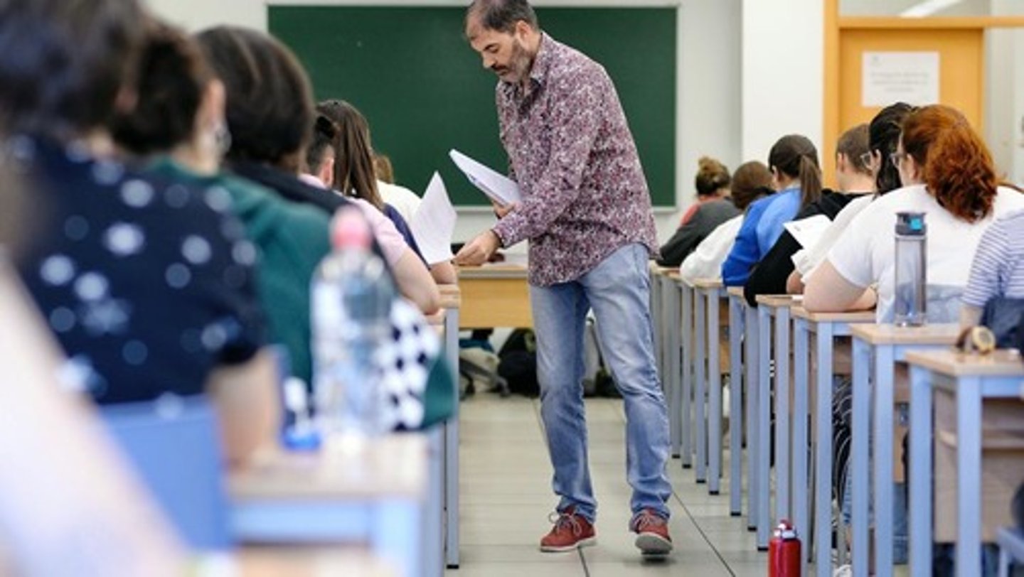 <p>Chuyền tay nhau (từ người này sang người kia).</p><p>The teacher passed the test papers around to the students</p>