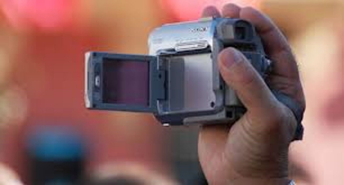 <p>Man kann mit dem Handy Gespräche und Nachrichten _______________.</p>