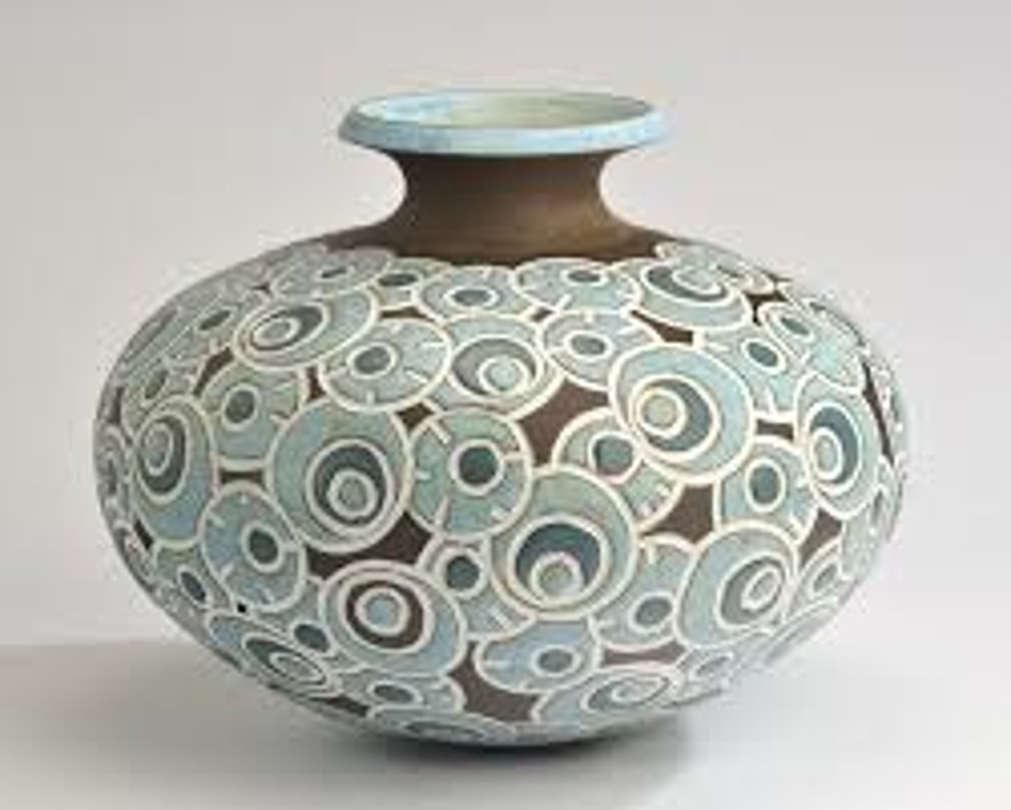 <p>(made of) ceramic</p>