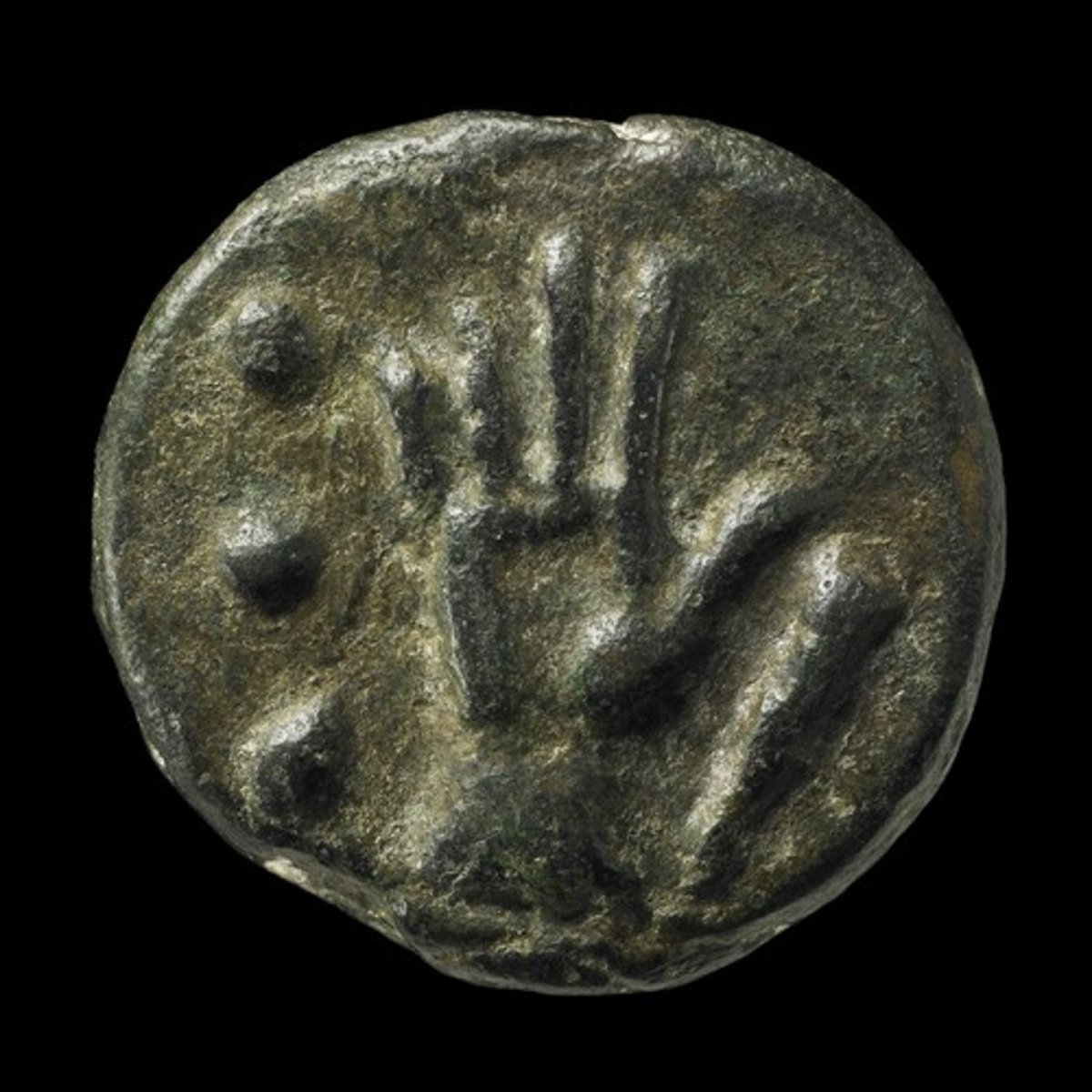 <p>hand; band (of men)</p>