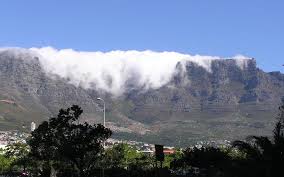 <p>Wat is die wereldwyd bekende berg in Kaapstad wat plat is en some bedek die wolke dit met ‘n wolkombers?</p>