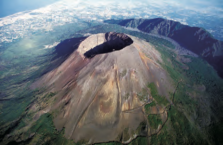 <p><span style="background-color: transparent;"><span>火山噴發後在山頂留下的凹陷孔穴，是岩漿逸出的通道；停止噴發後可能積水。</span></span></p>