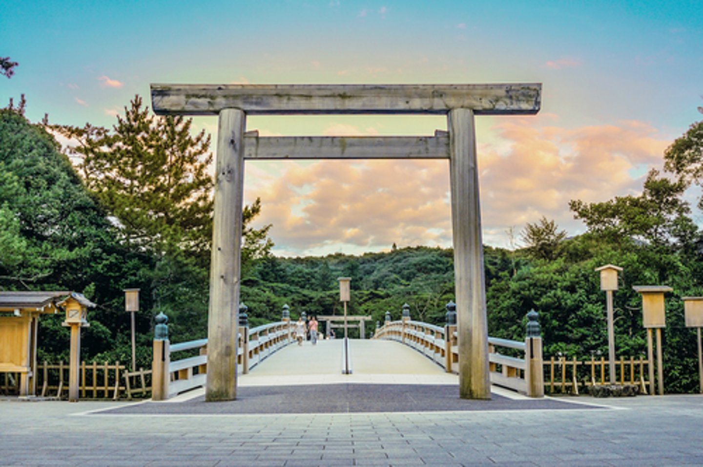 <p>what is the significance of the bridge between the Ise Shrines</p>