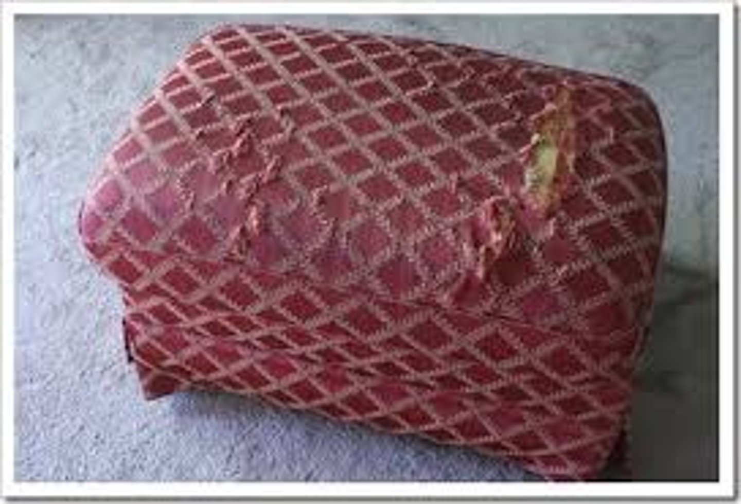 <p>harapiento, raído, cutre</p>