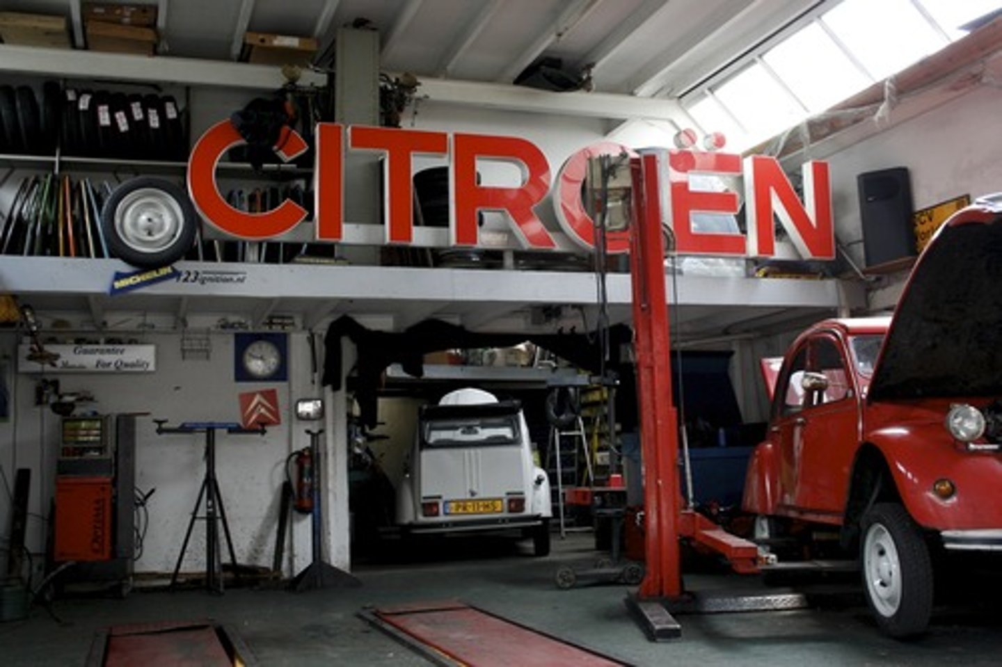 <p>garage; mechanic's repair shop</p>