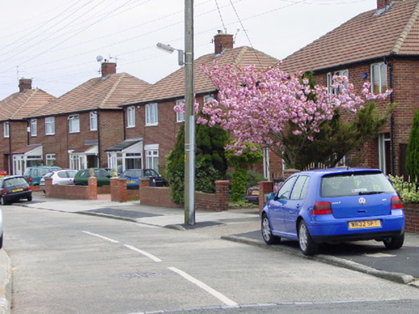 <p>n. housing estate, suburban area, neighborhood, dwelling zone &gt;&lt; commercial district, industrial area Khu dân cư This is a quiet residential area, perfect for families. /ˌrɛzɪˈdɛnʃl ˈɛəriyə/</p>