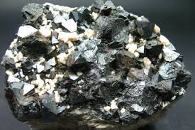 <p>Mineral negro con brillo metálico a submetálico. Su propiedad distintiva es ser fuertemente magnética. La raya es negra. Dureza 5.5-6.5. A menudo en cristales octaédricos o masiva.</p>
