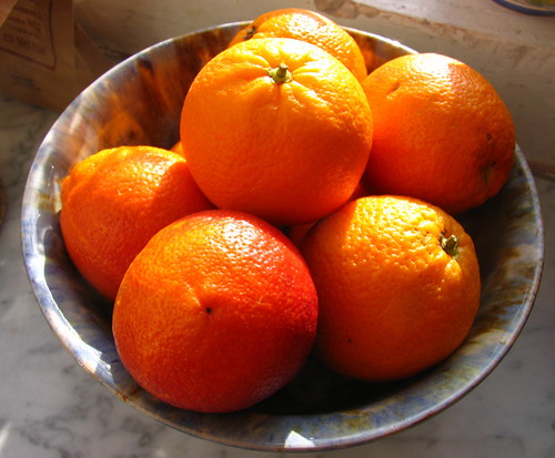 <p>eine Mandarine / eine Clementine</p>