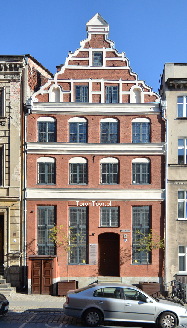 <p>Płaska ściana. Kamienice bez podcieni, czyli standardowe, bez charakterystycznych, wysuniętych pięter wspartych na kolumnach.</p>