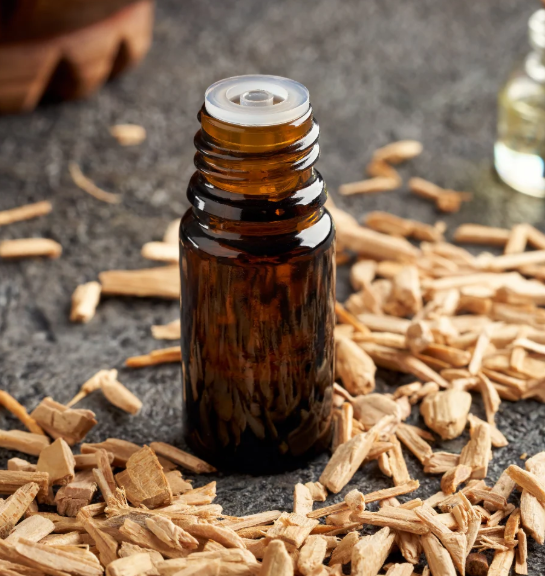 <ul><li><p><strong>Vanilla absolute</strong> gives a soft, warm sweetness</p></li><li><p><span><span>soothing </span><strong><span>cedarwood oil</span></strong></span></p></li><li><p><strong>Coconut milk powder</strong> turns the water milky and conditions the skin</p></li></ul><p></p>