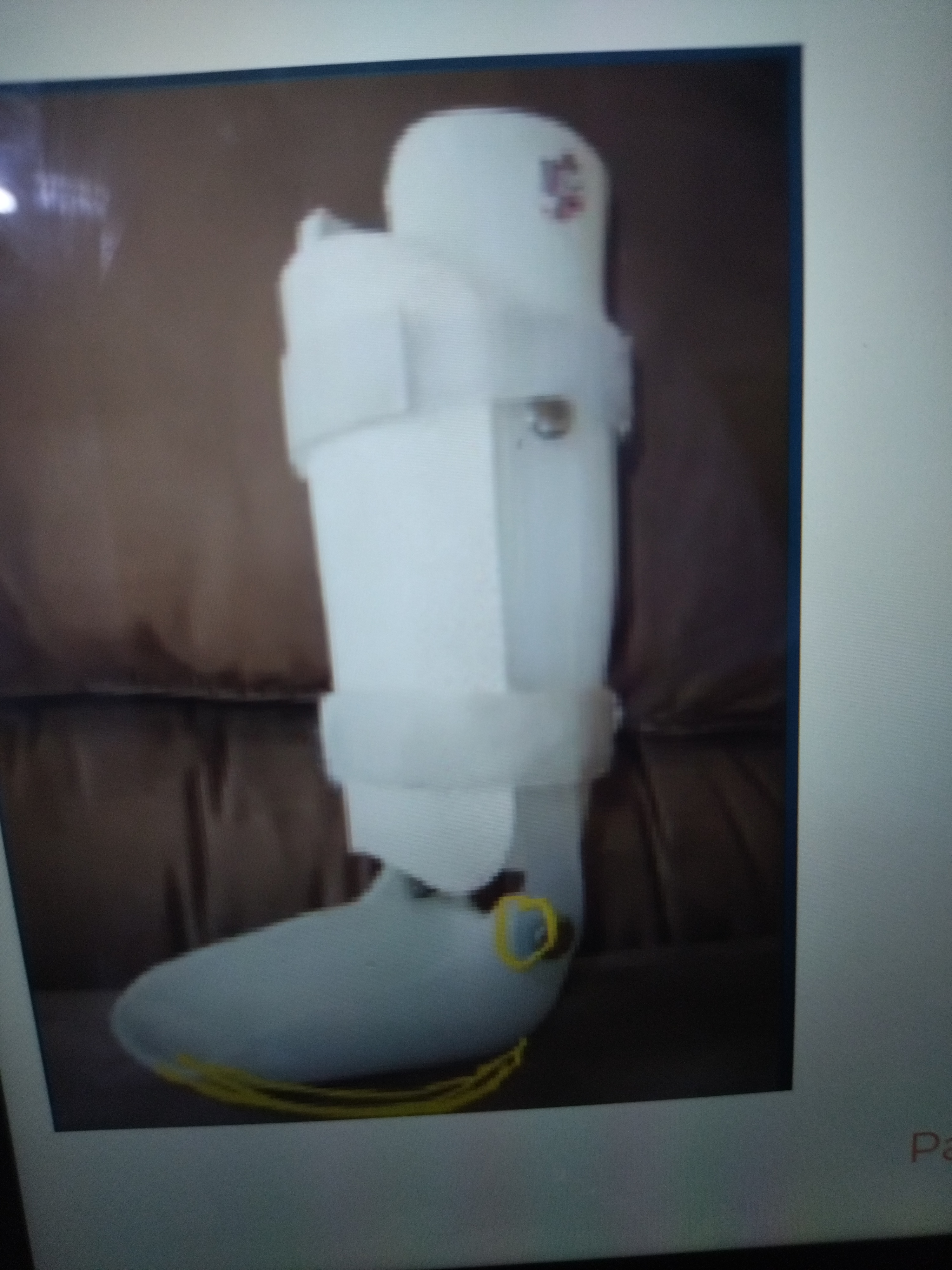 *  Reduces weight at the mid/distal tibia ankle and foot
* Transfers the weight bearing to the patellar tendon and tibial flares.
* Uses a cushion heel and rocker bar for push off