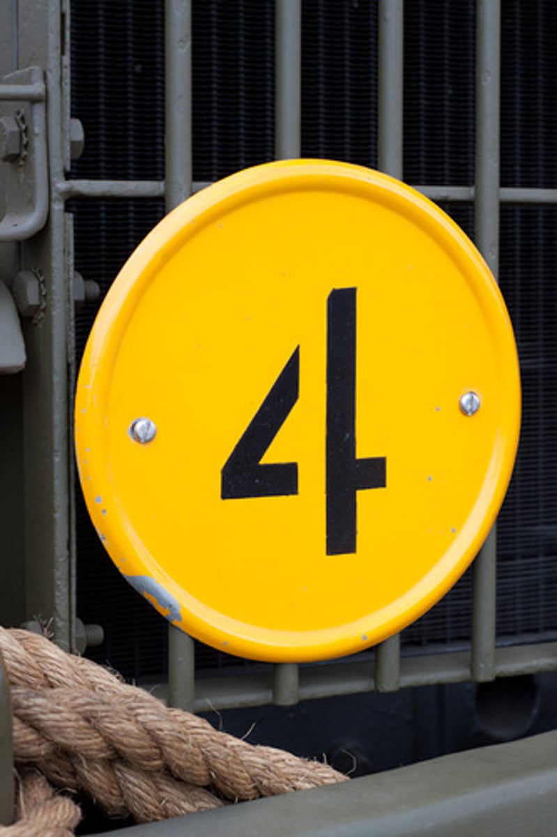 <p>4 (nº chino)</p>