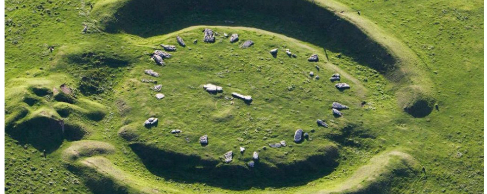 <p>a prehistoric monument consisting of an arrangement of stone or wooden uprights, usually circular, and often surrounded by a bank or ditch.&nbsp;</p>