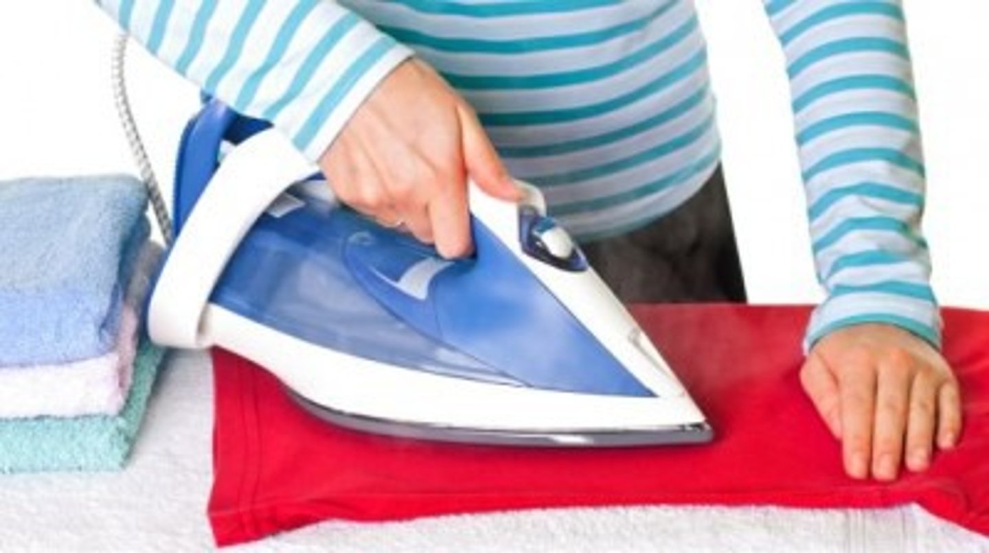 <p>Una cosa caliente que necesitas para planchar la ropa. (iron)</p>