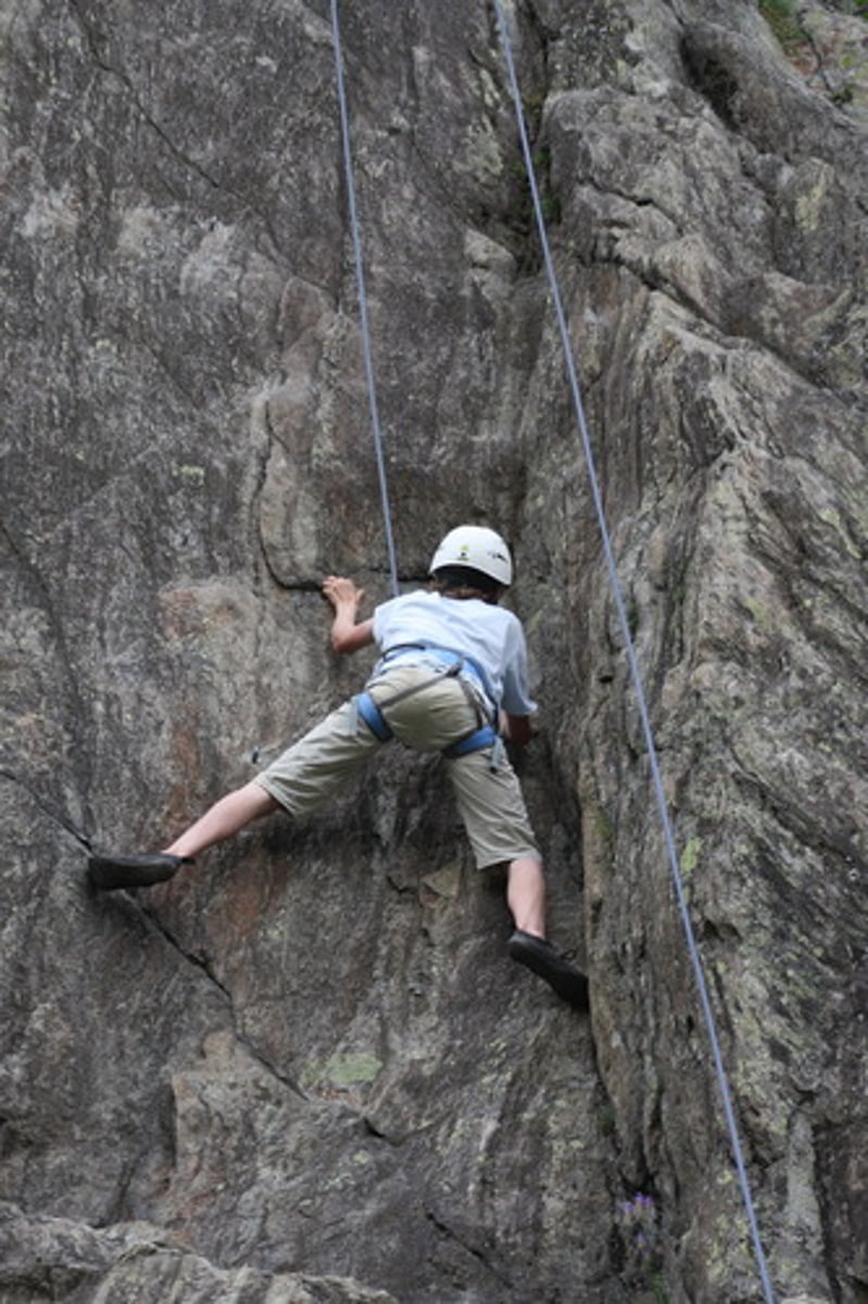 <p>to climb, to scale</p>