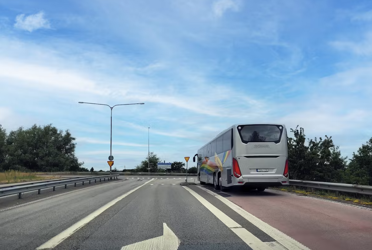 <p><span><strong>Du har väjningsplikt här. Är det mot bussen, korsande trafik eller både och?</strong></span></p>