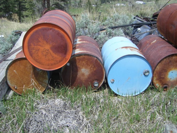 <p>a large round container for oil (металева бочка для нафтопродуктів)</p>