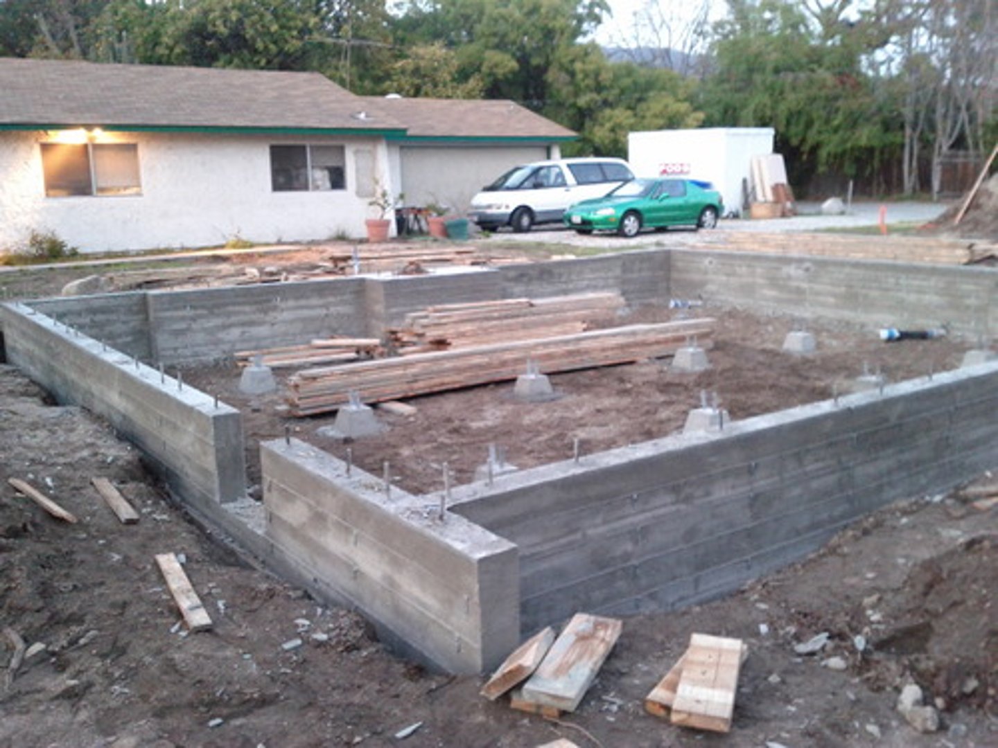 <p>principio o cimiento en el que se apoya algo</p>