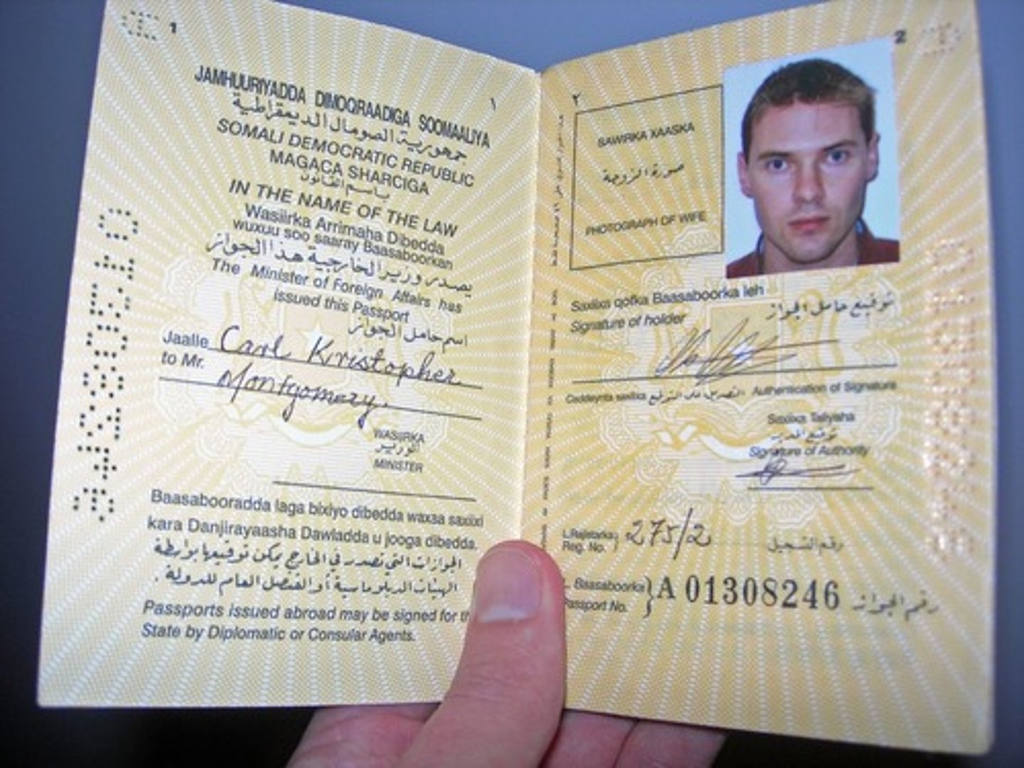 <p>A person who is a member of a country</p><p>(công dân)</p><p>=resident (cư dân)</p><p>&gt;</p>