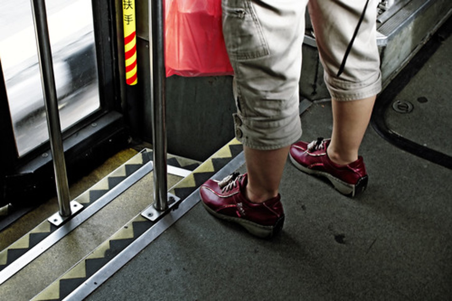 <p>/stɛp/ /ɔf/ tránh ra xa</p>