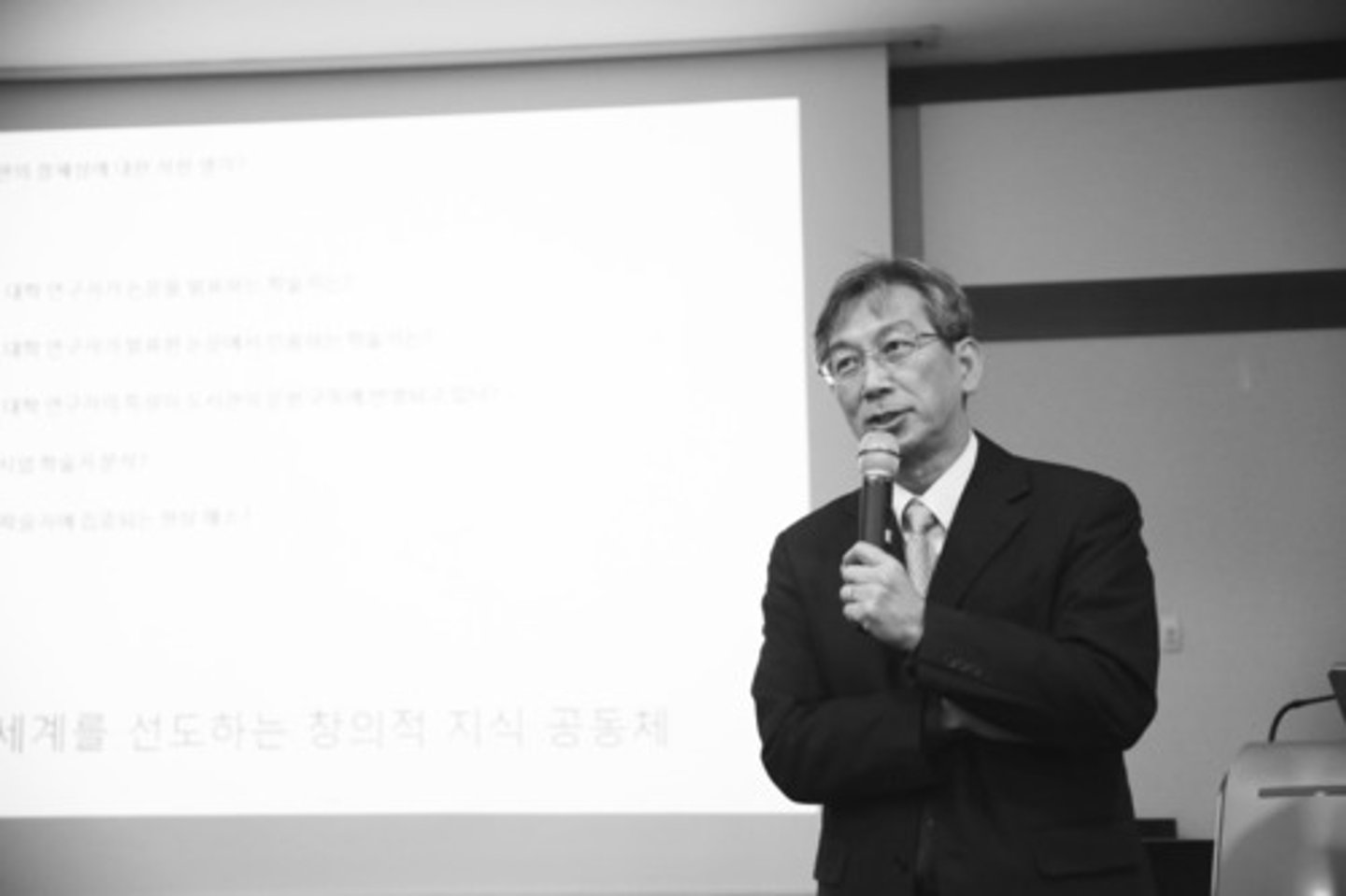 <p>Nghe giảng, dự thính</p>