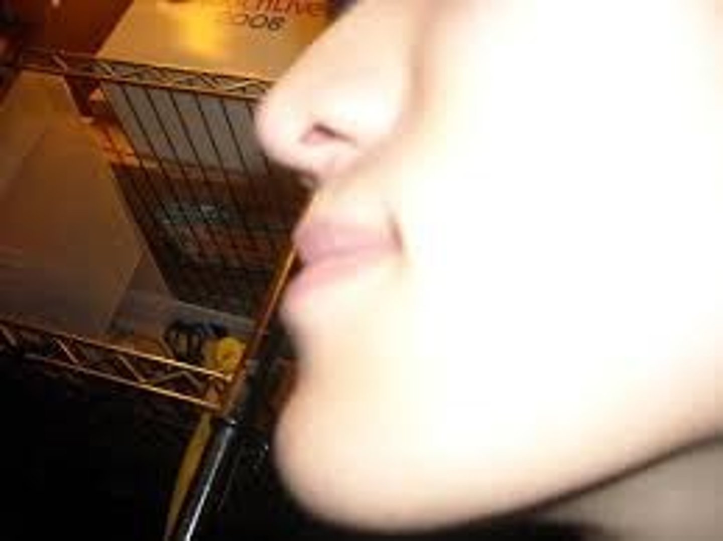 <p>chin / jaw</p>