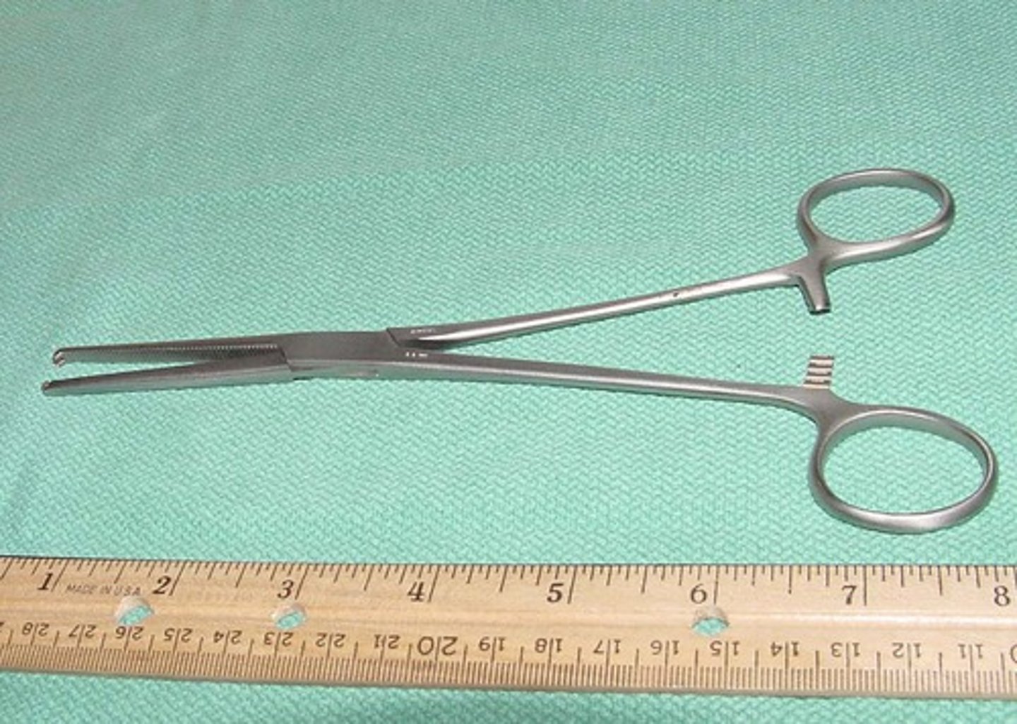 <p>used to grasp. Used to grab fiberous tissue or the fascia, can hold skin up so doctor can sew equally.</p>