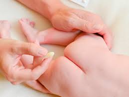 <ol><li><p>Forma farmacéutica sólida que se introduce en el cuerpo a través del recto, la vagina o la uretra, donde se disuelve o derrite a temperatura corporal para liberar el medicamento</p></li><li><p>좌약</p></li></ol><p></p>